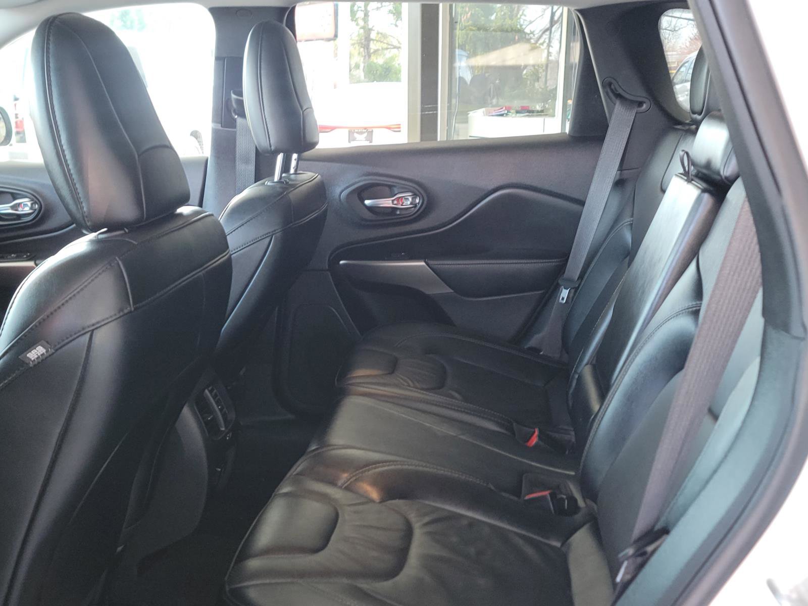 Used 2022 Jeep Cherokee Latitude Lux w/ Mopar Interior Package AWD/4WD image 13
