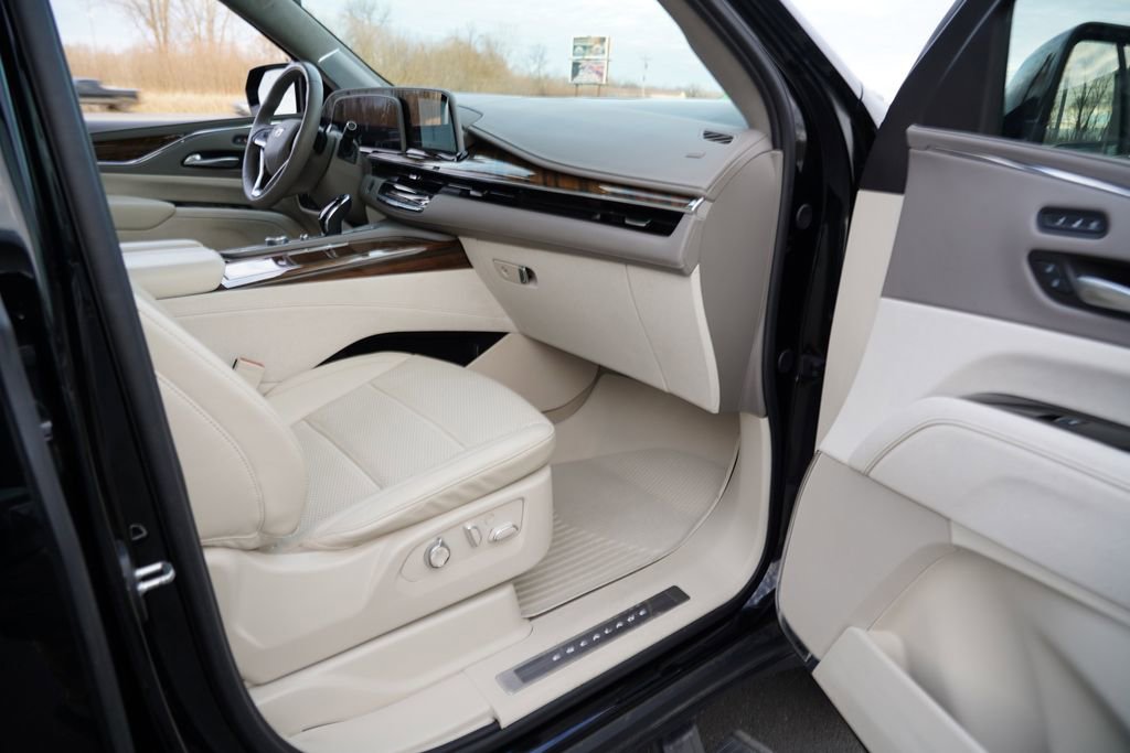 Used 2024 Cadillac Escalade ESV Sport Platinum w/ LPO, ONYX Package image 32