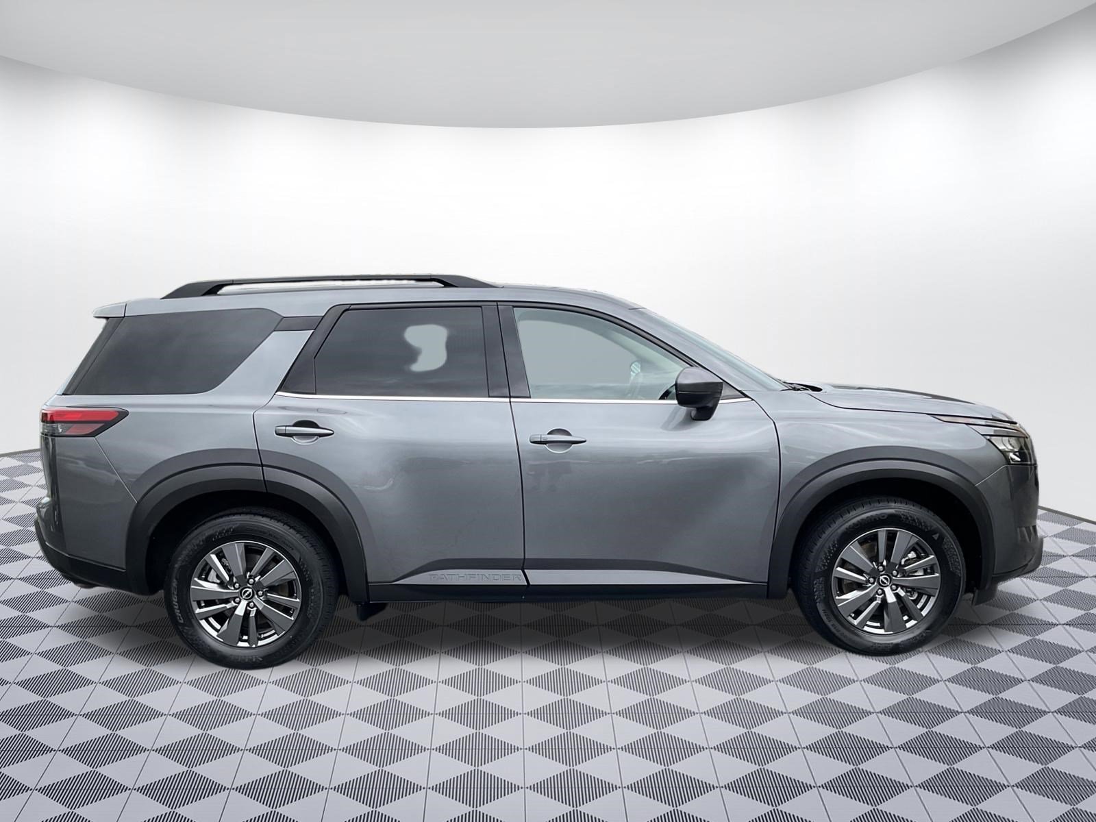 Used 2025 Nissan Pathfinder SV AWD/4WD image 2