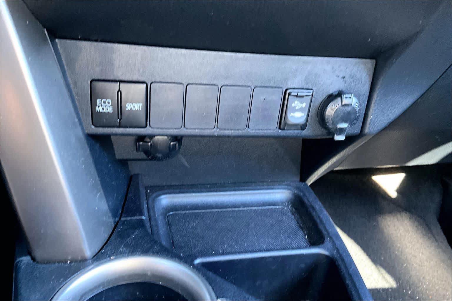 Used 2015 Toyota RAV4 LE AWD/4WD image 34
