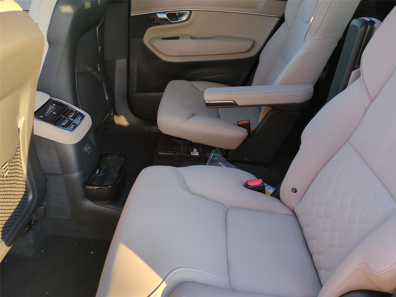 New 2026 Volvo XC90 T8 Plus w/ Protection Package Premier AWD/4WD image 17