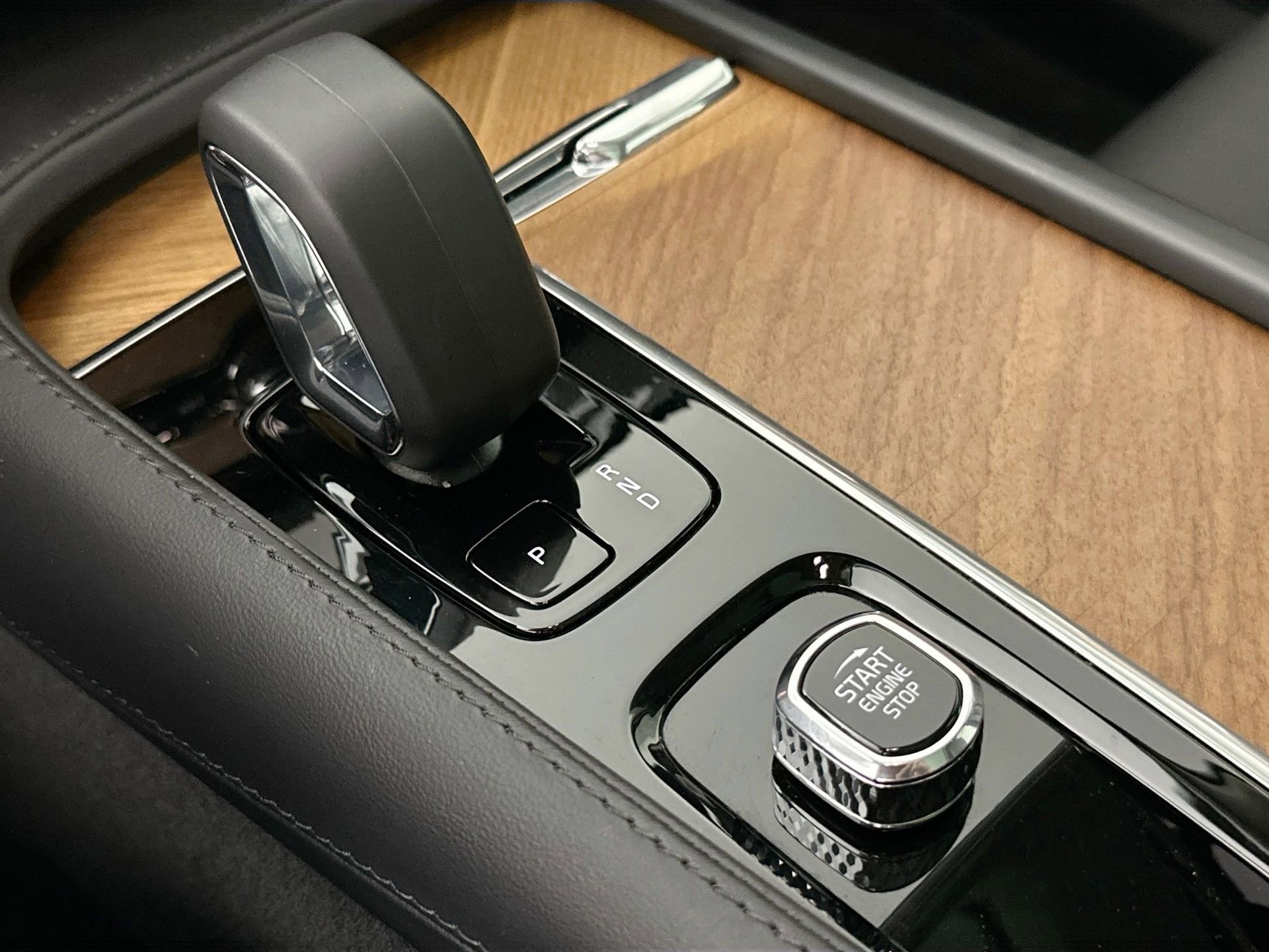 Used 2024 Volvo XC90 B6 Plus w/ Protection Package Premier image 17