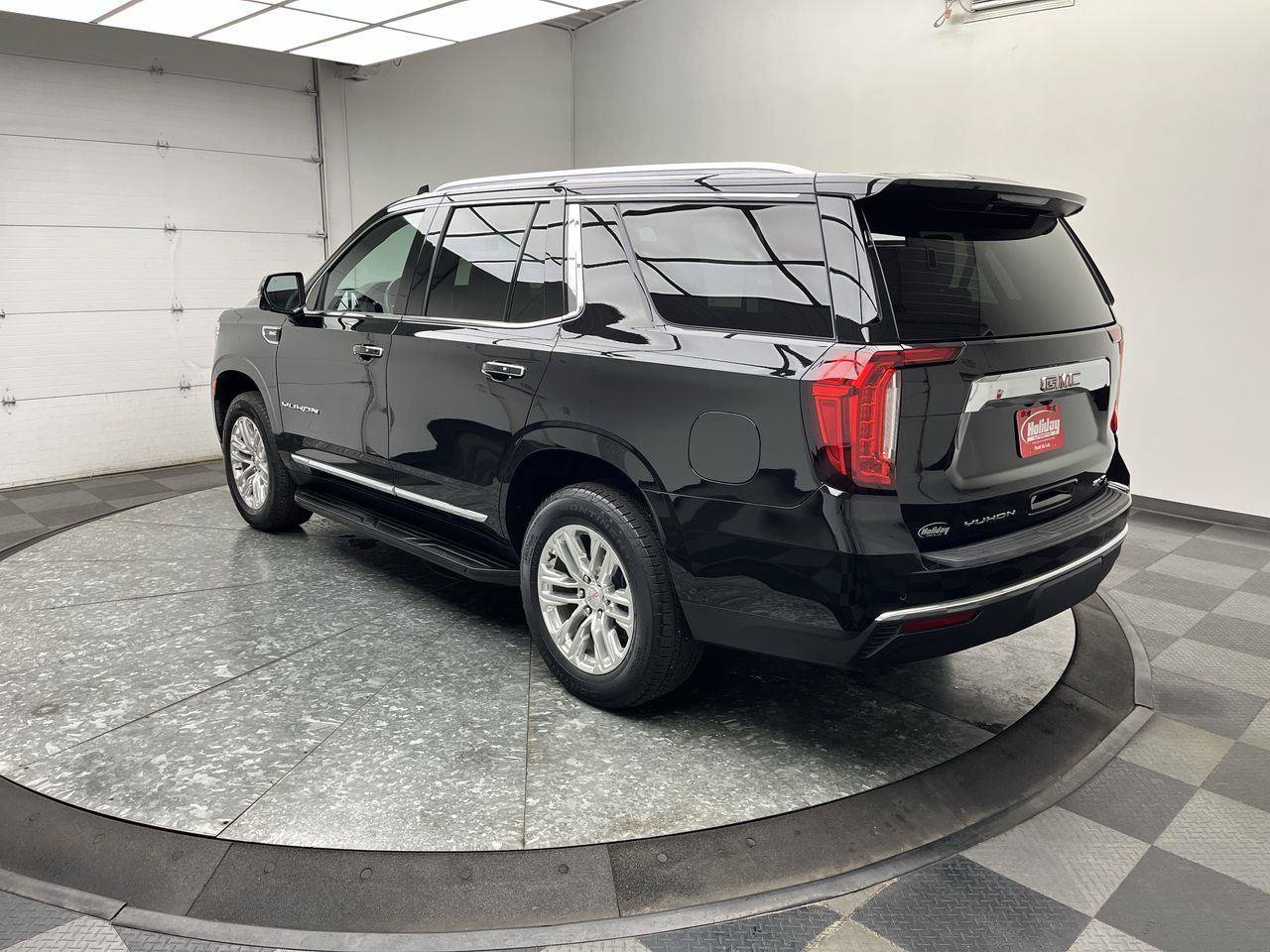 Certified 2022 GMC Yukon SLT w/ SLT Premium Package AWD/4WD image 2