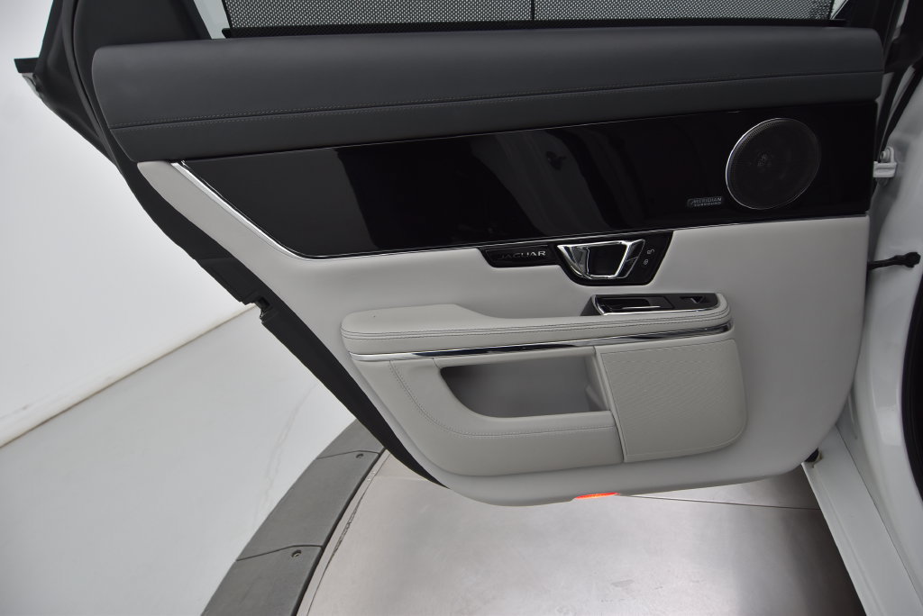 Used 2015 Jaguar XJ L Supercharged RWD image 46
