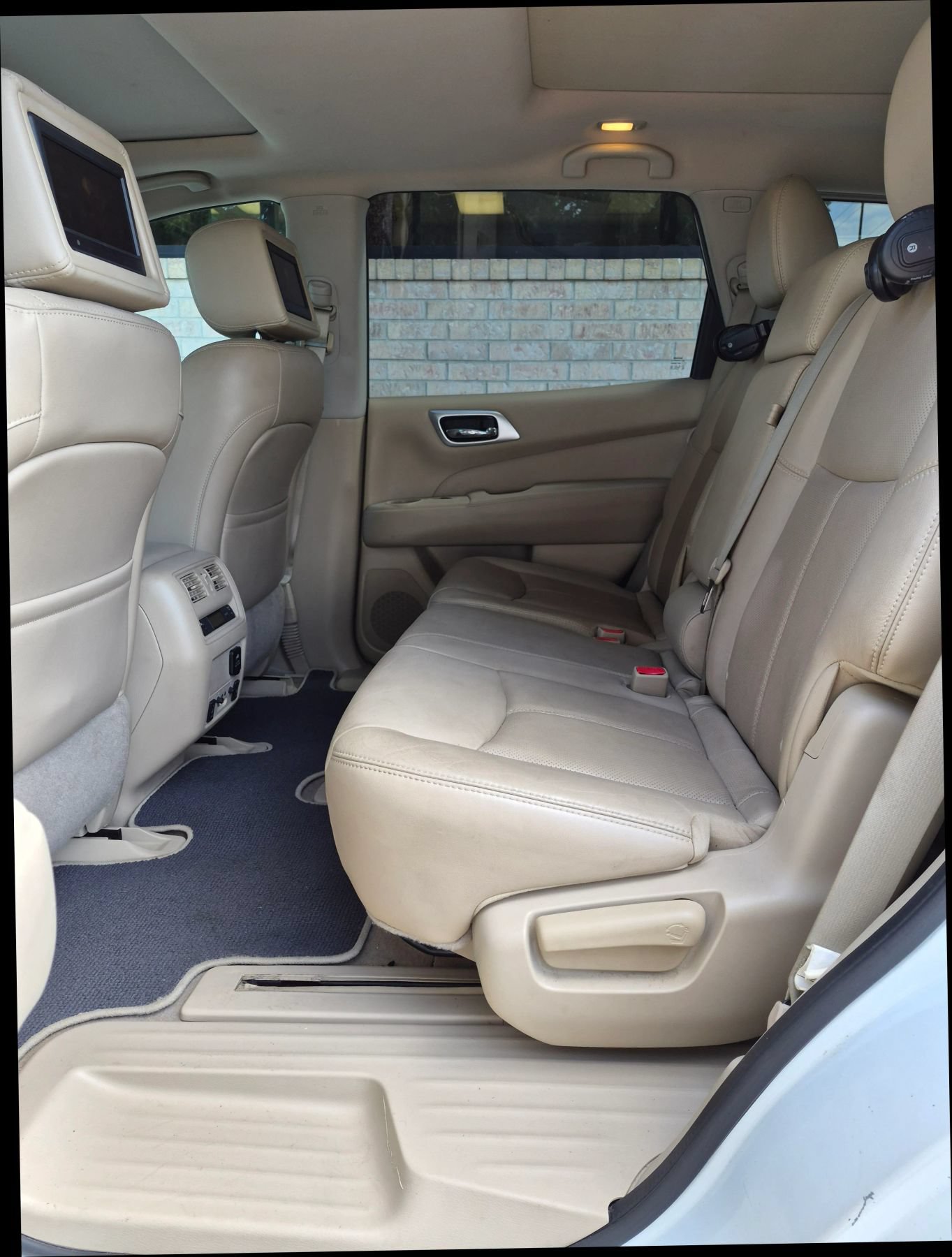 Used 2014 Nissan Pathfinder Platinum w/ Platinum Premium Package FWD image 28