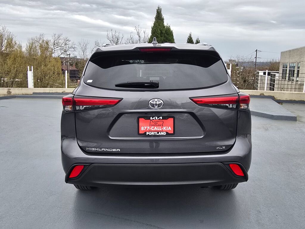 Used 2023 Toyota Highlander XLE FWD image 4