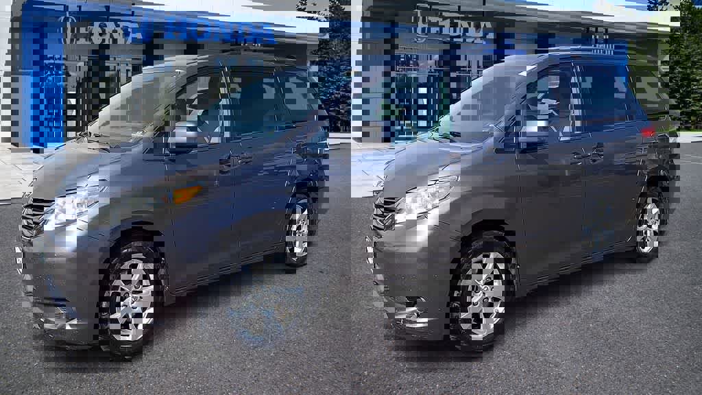 Used 2011 Toyota Sienna LE image 4