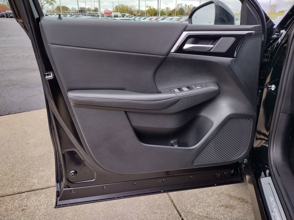 New 2025 Mitsubishi Outlander SE image 32