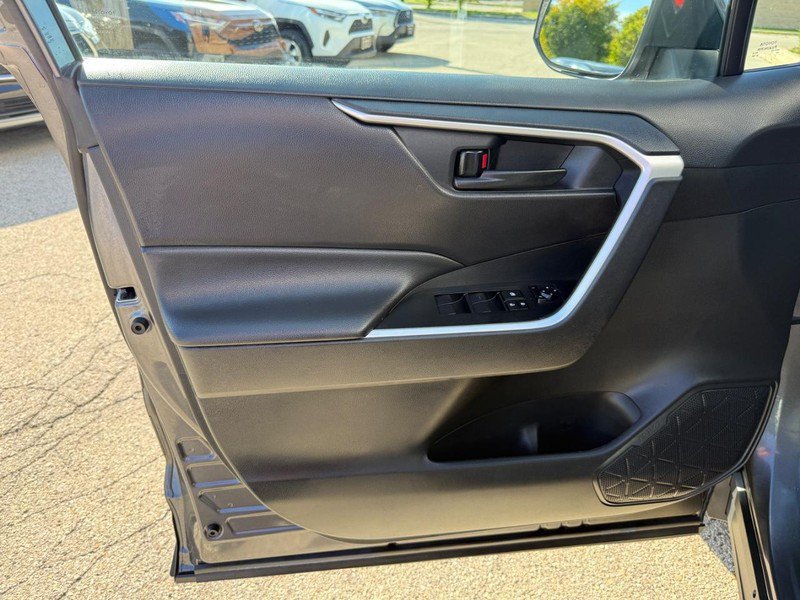 Used 2021 Toyota RAV4 LE AWD/4WD image 19