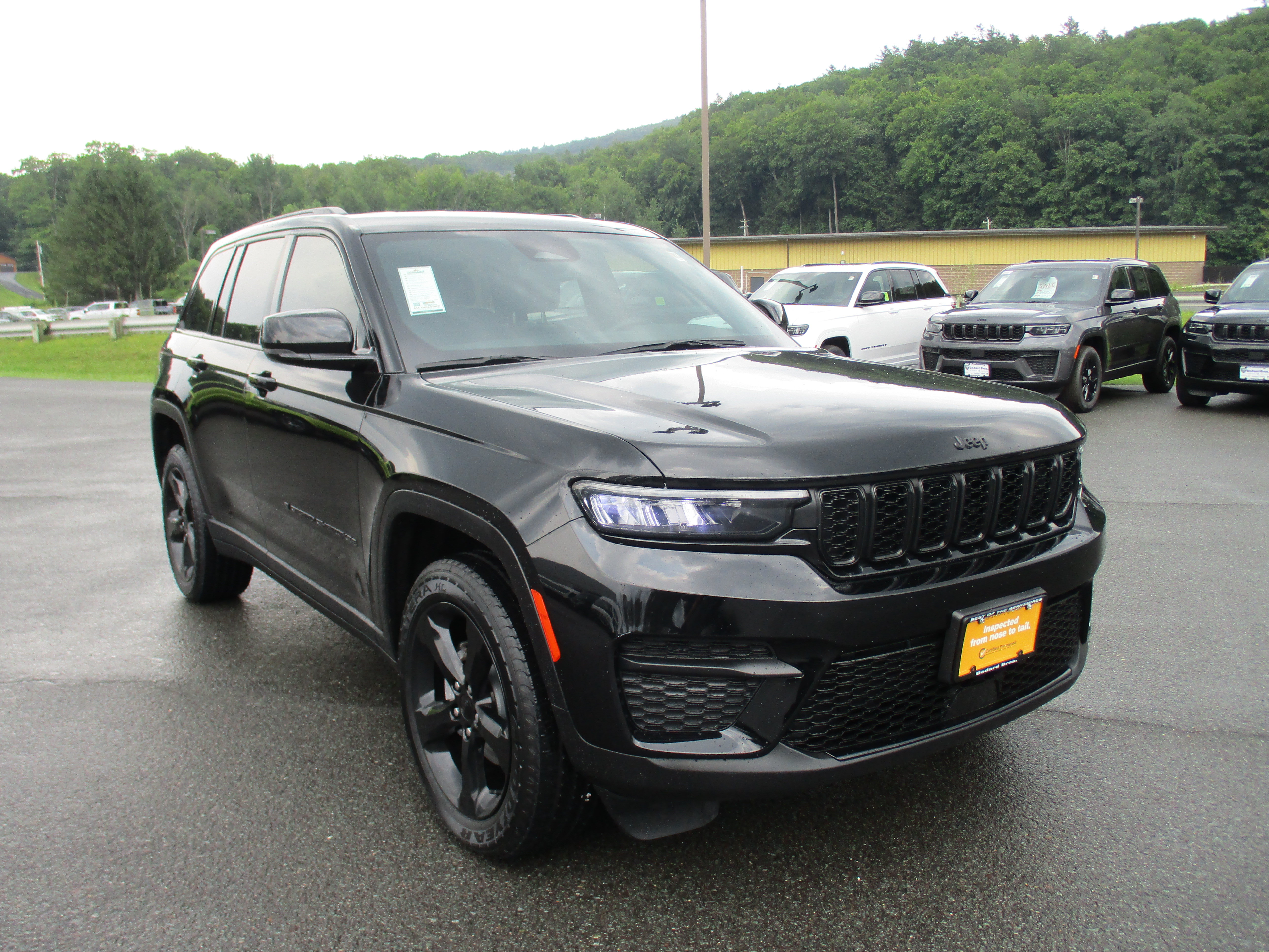 Certified 2023 Jeep Grand Cherokee Altitude AWD/4WD image 3