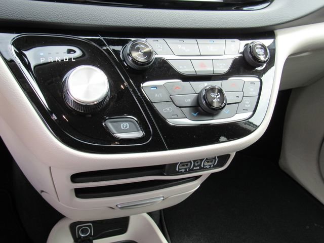 Used 2024 Chrysler Pacifica Touring-L image 24