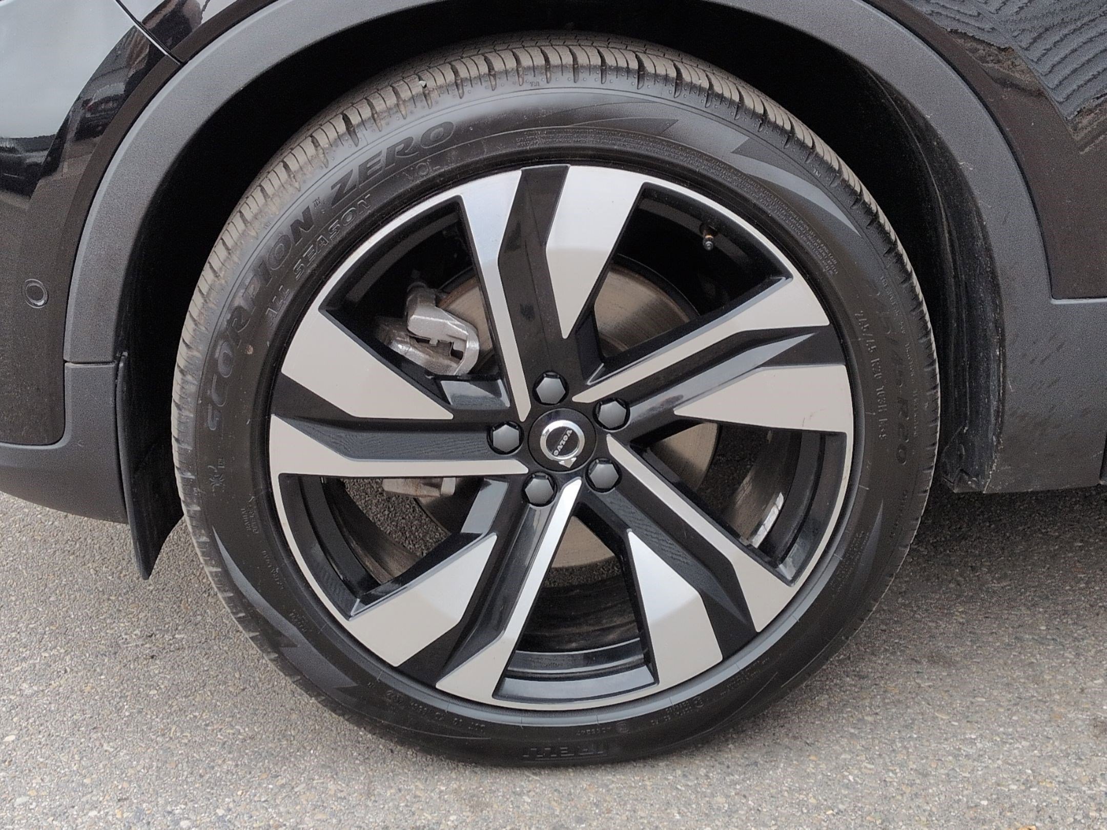 Certified 2023 Volvo XC40 B5 Ultimate w/ Climate Package image 11