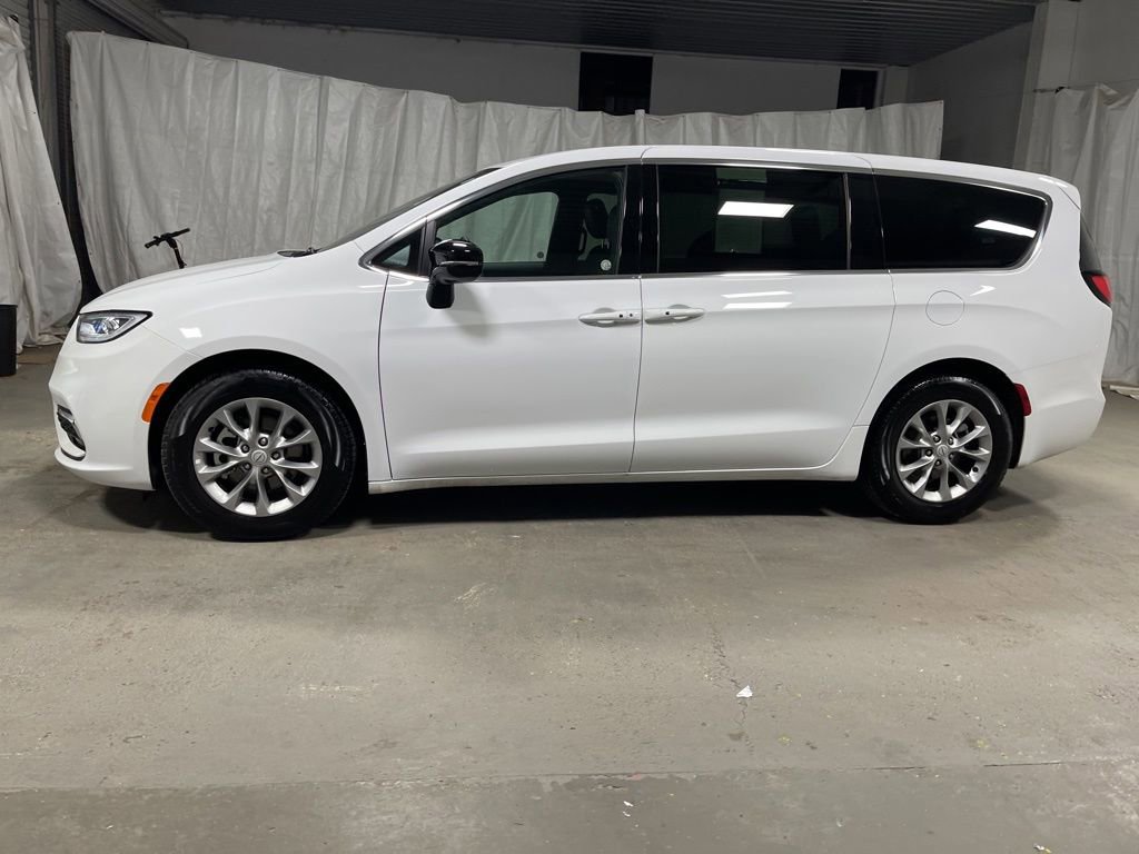 Used 2026 Chrysler Pacifica Limited FWD image 4