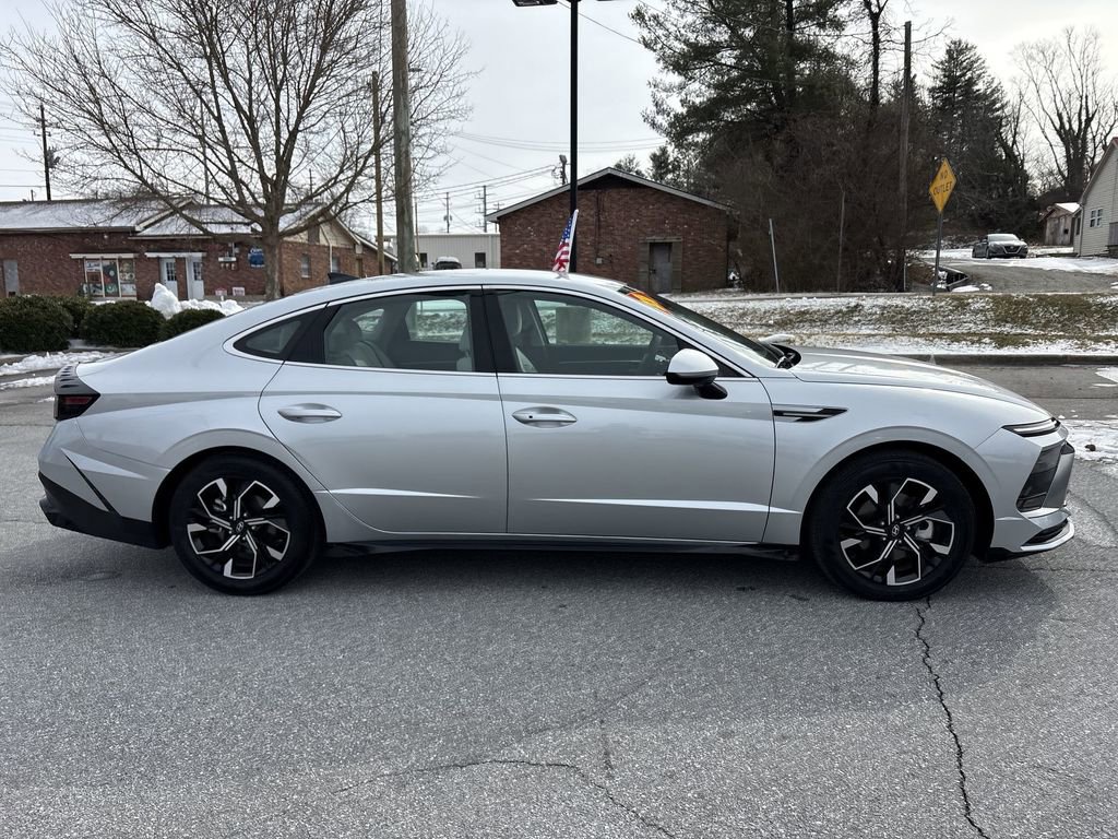 Used 2025 Hyundai Sonata SEL FWD image 10