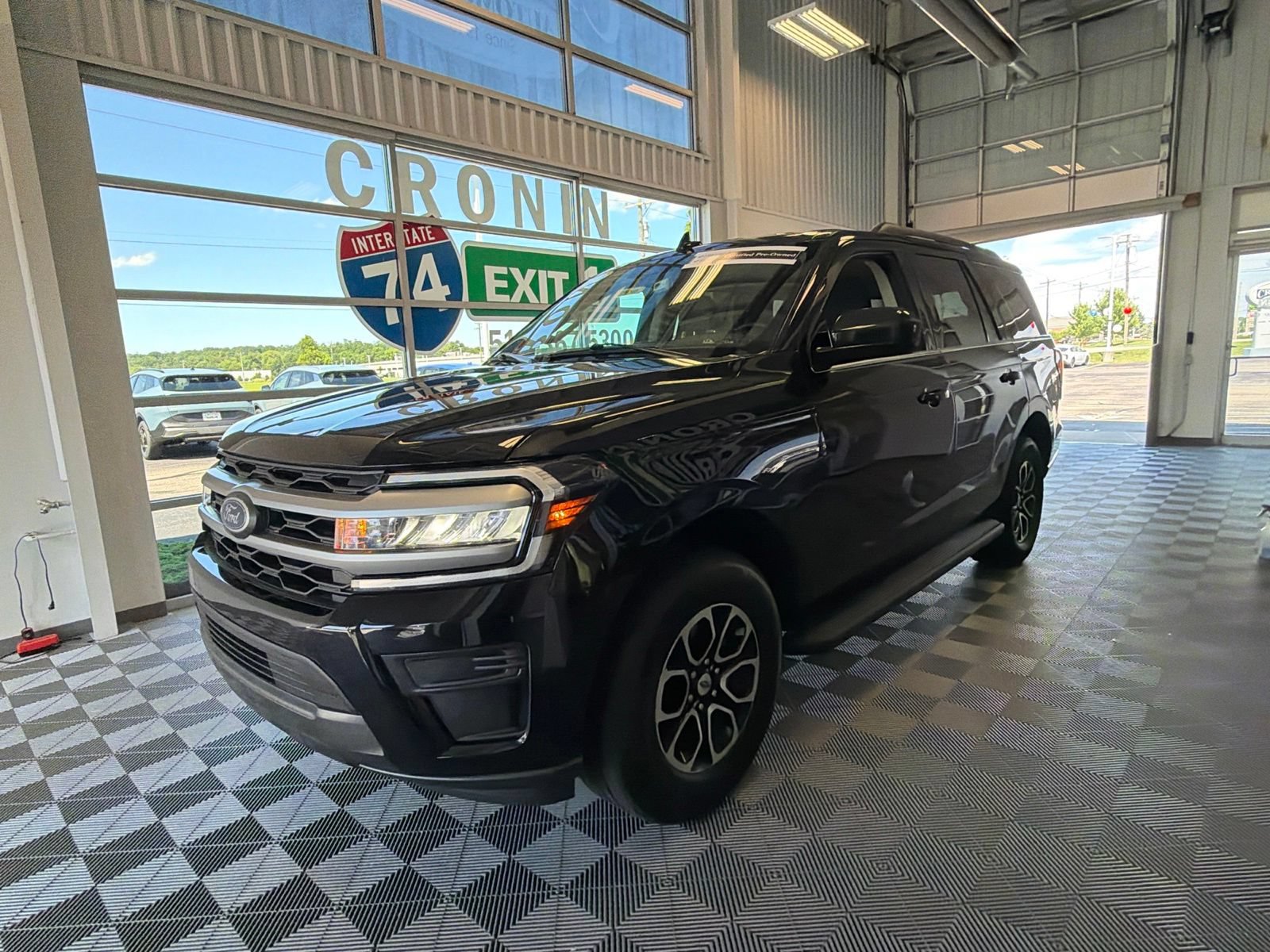 Used 2024 Ford Expedition XLT AWD/4WD image 3