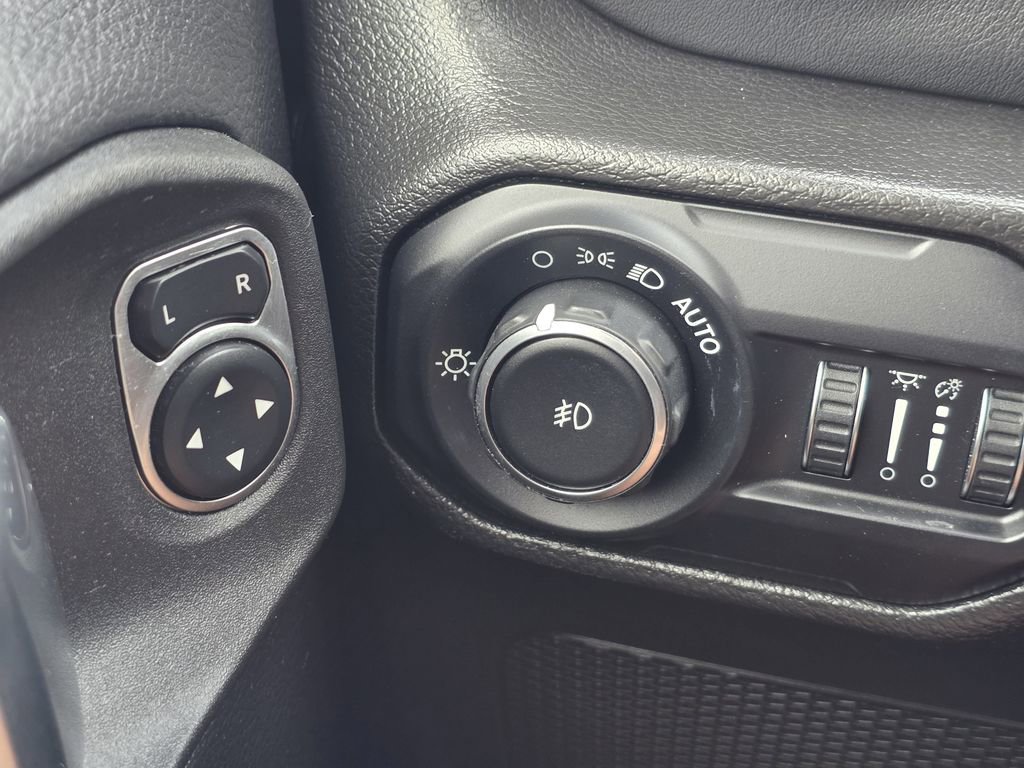 Used 2022 Jeep Wrangler Unlimited Sahara image 33