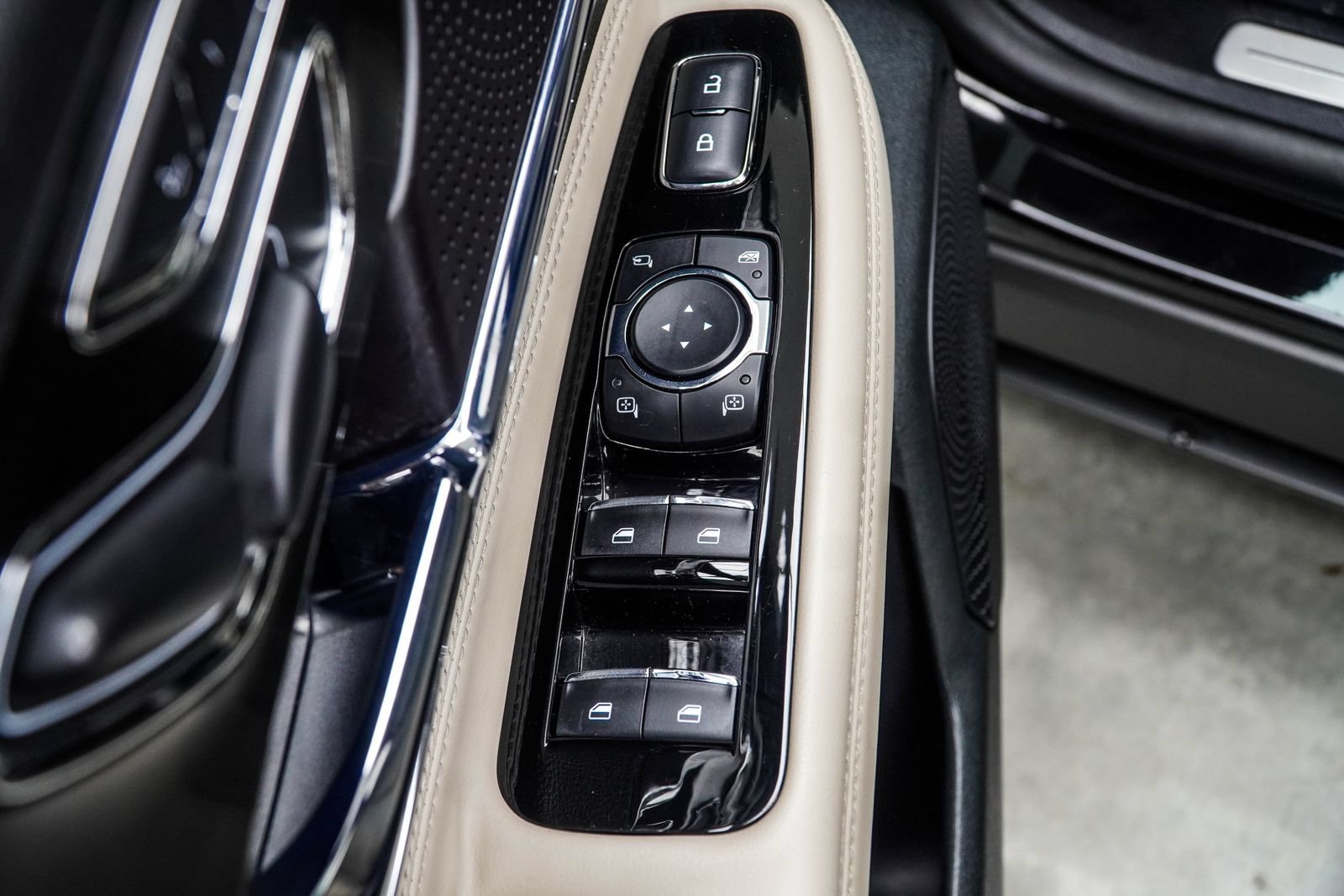 Used 2025 Lincoln Corsair AWD image 36