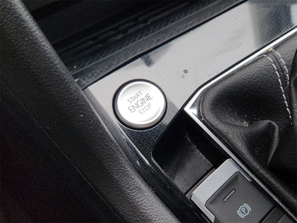 Used 2025 Volkswagen Taos SEL image 16