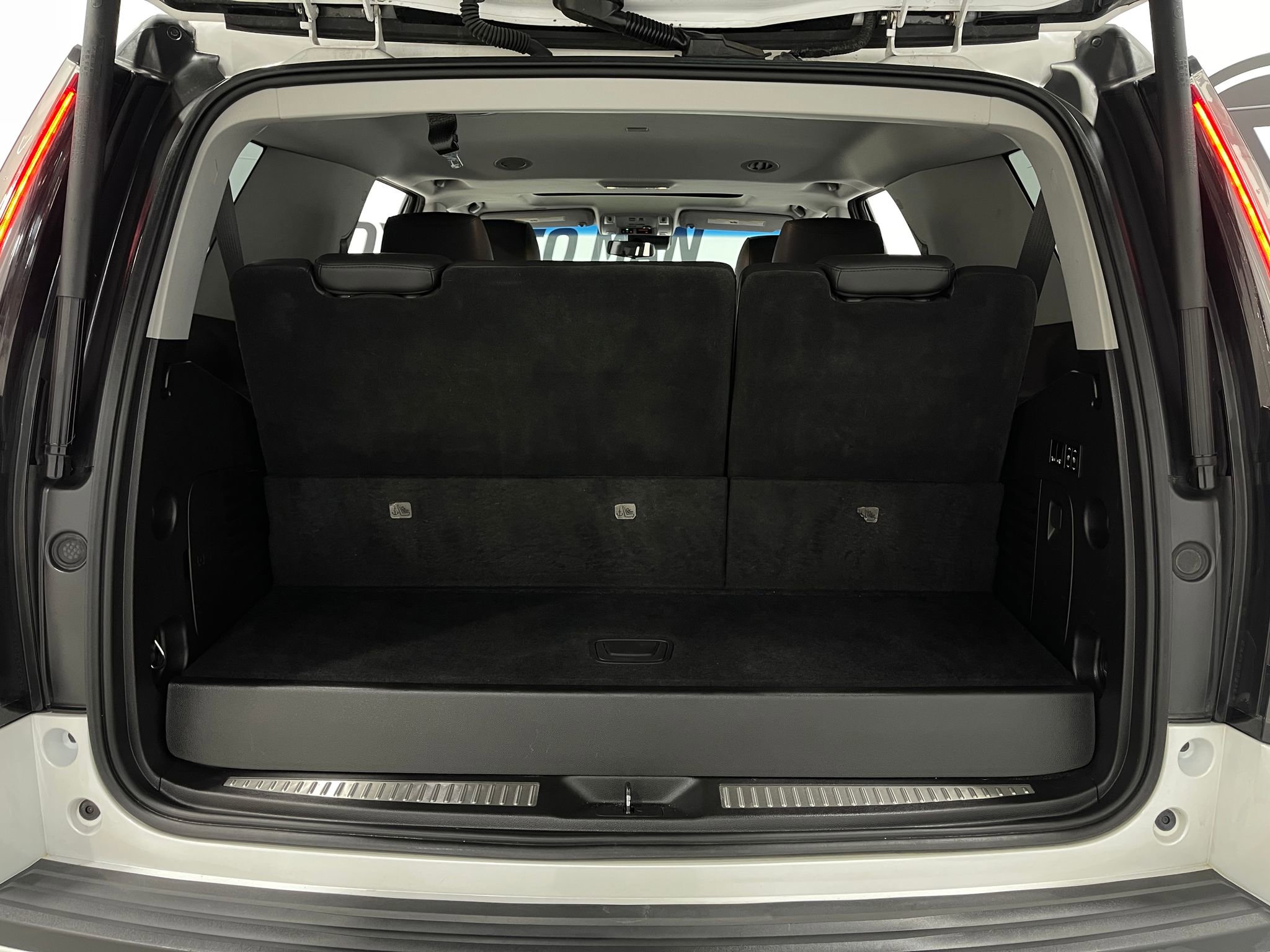 Used 2018 Cadillac Escalade Luxury w/ LPO, Radiant Package image 28