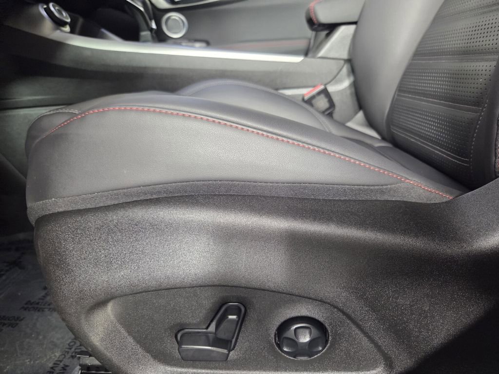 Used 2025 Alfa Romeo Tonale Tributo Italiano AWD/4WD image 13