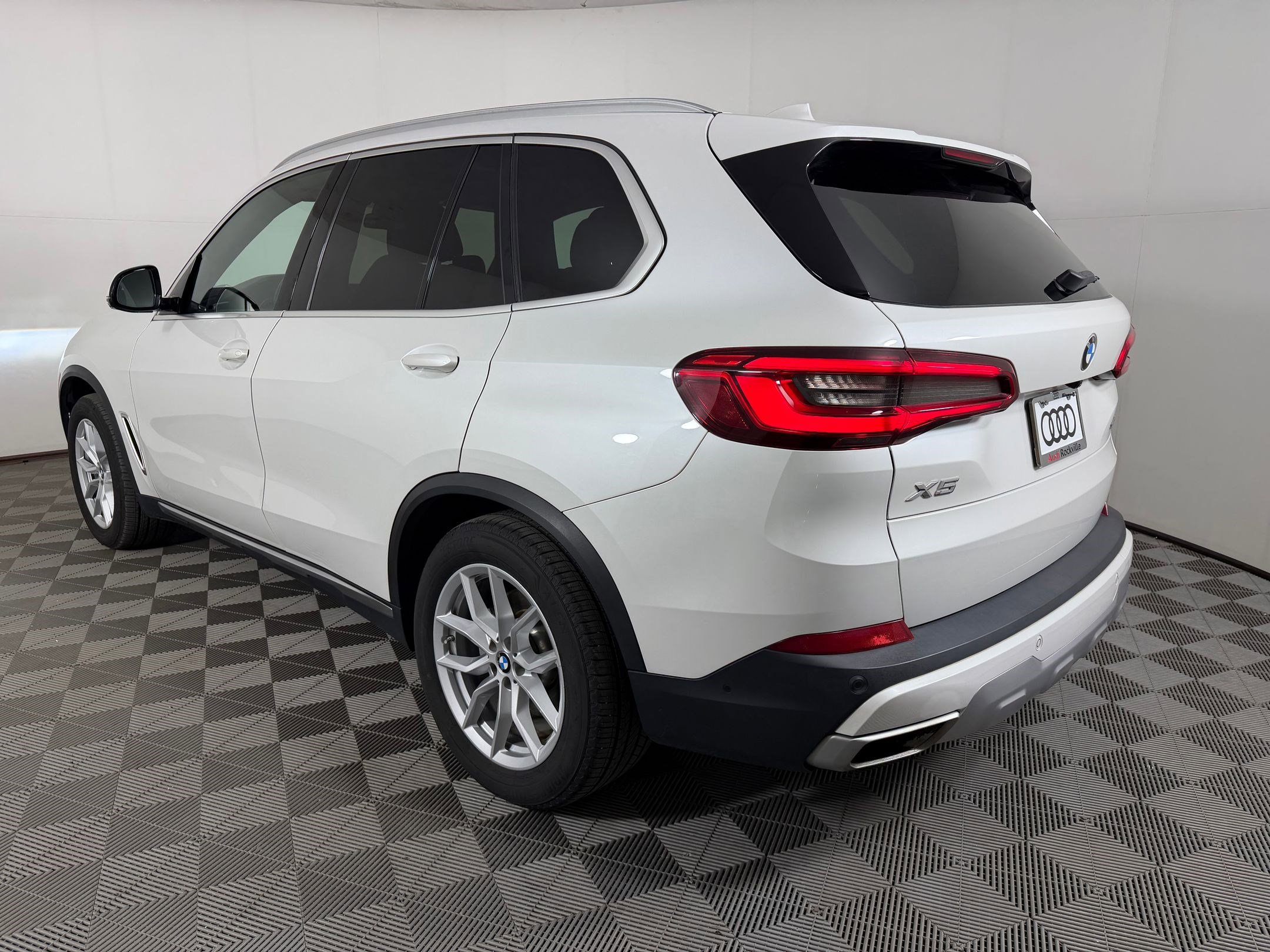 Used 2020 BMW X5 xDrive40i w/ Convenience Package AWD/4WD image 3