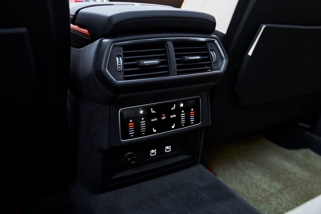 Used 2025 Lamborghini Urus SE image 54