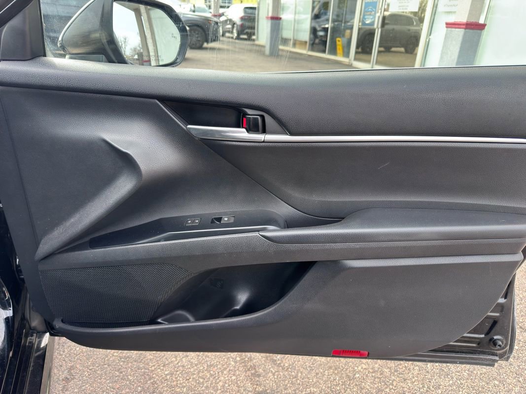 Used 2020 Toyota Camry SE w/ Sunroof Package image 25