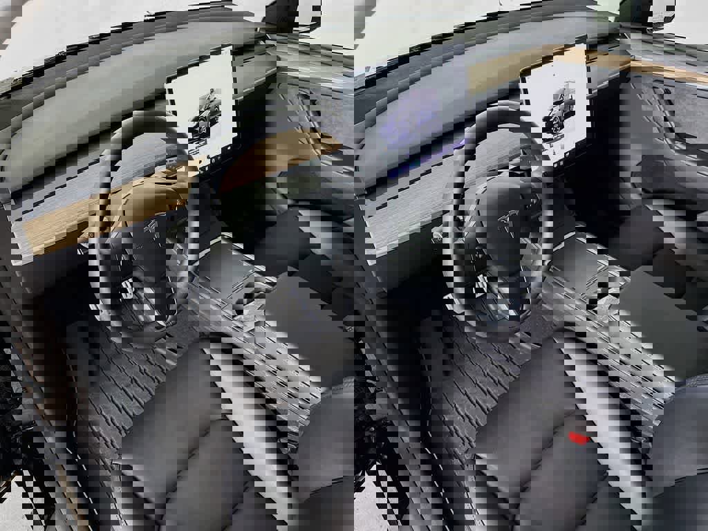 Used 2024 Tesla Model Y Performance image 2