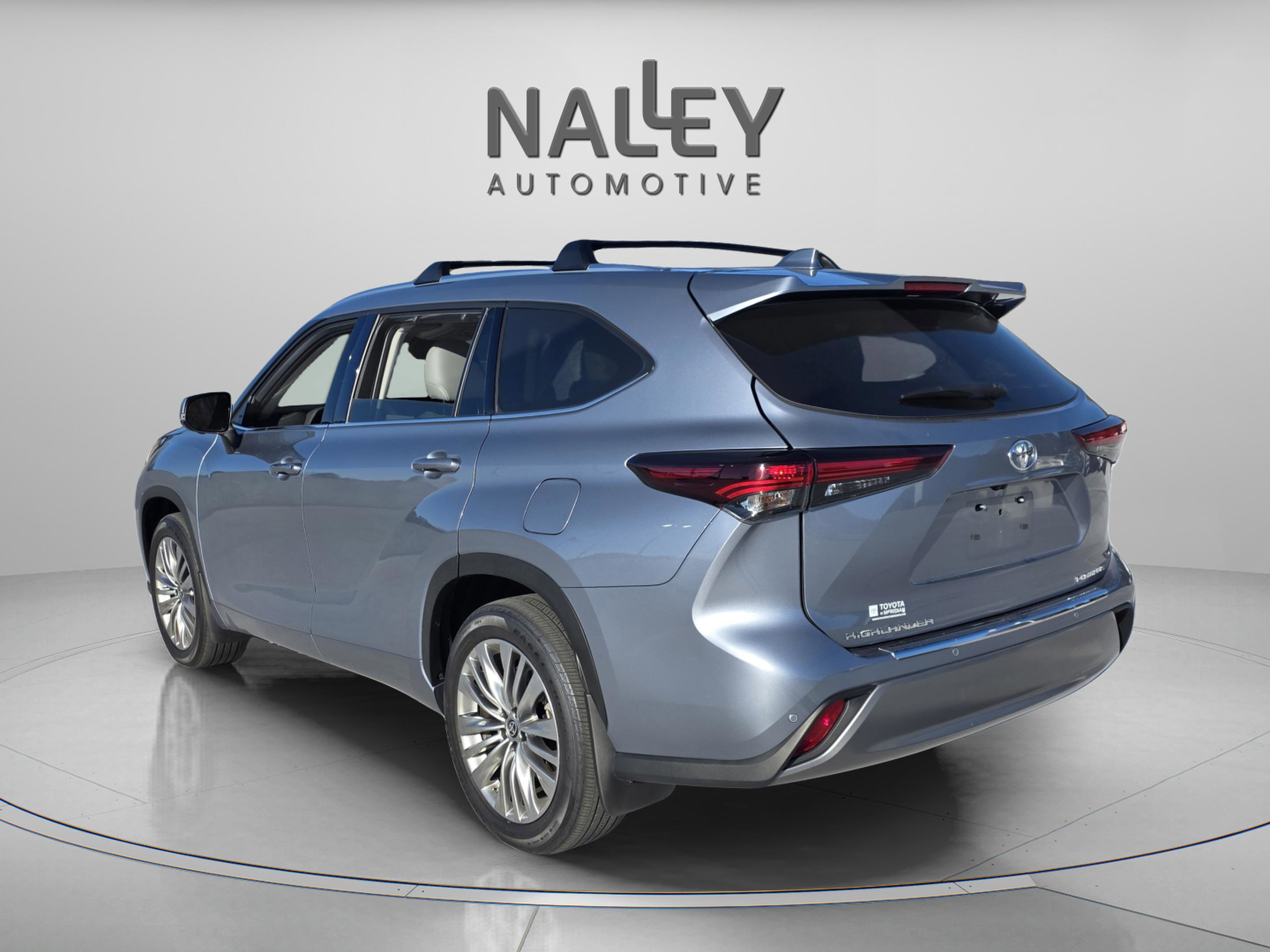 Used 2024 Toyota Highlander Platinum image 3