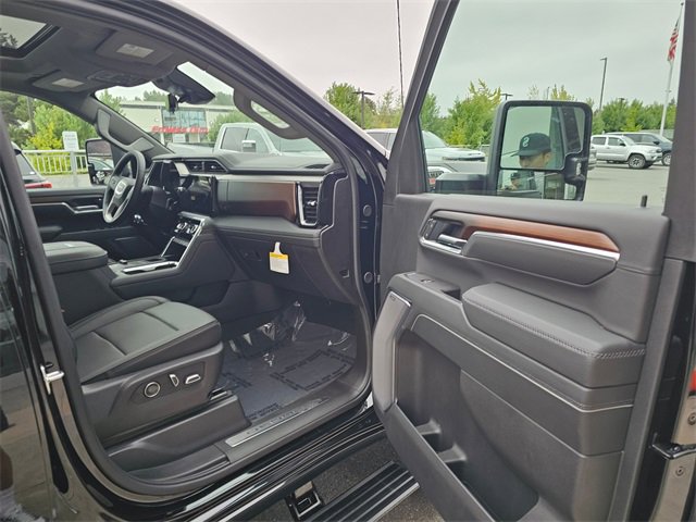 New 2025 GMC Sierra 3500 Denali w/ Denali Reserve Package image 12