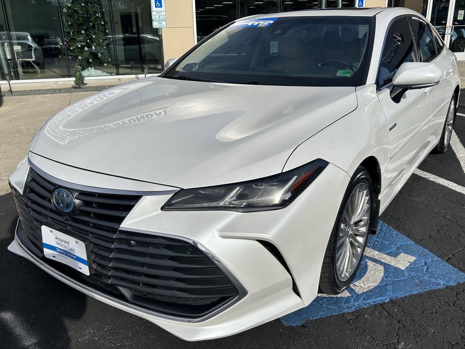 Used 2020 Toyota Avalon Limited image 2