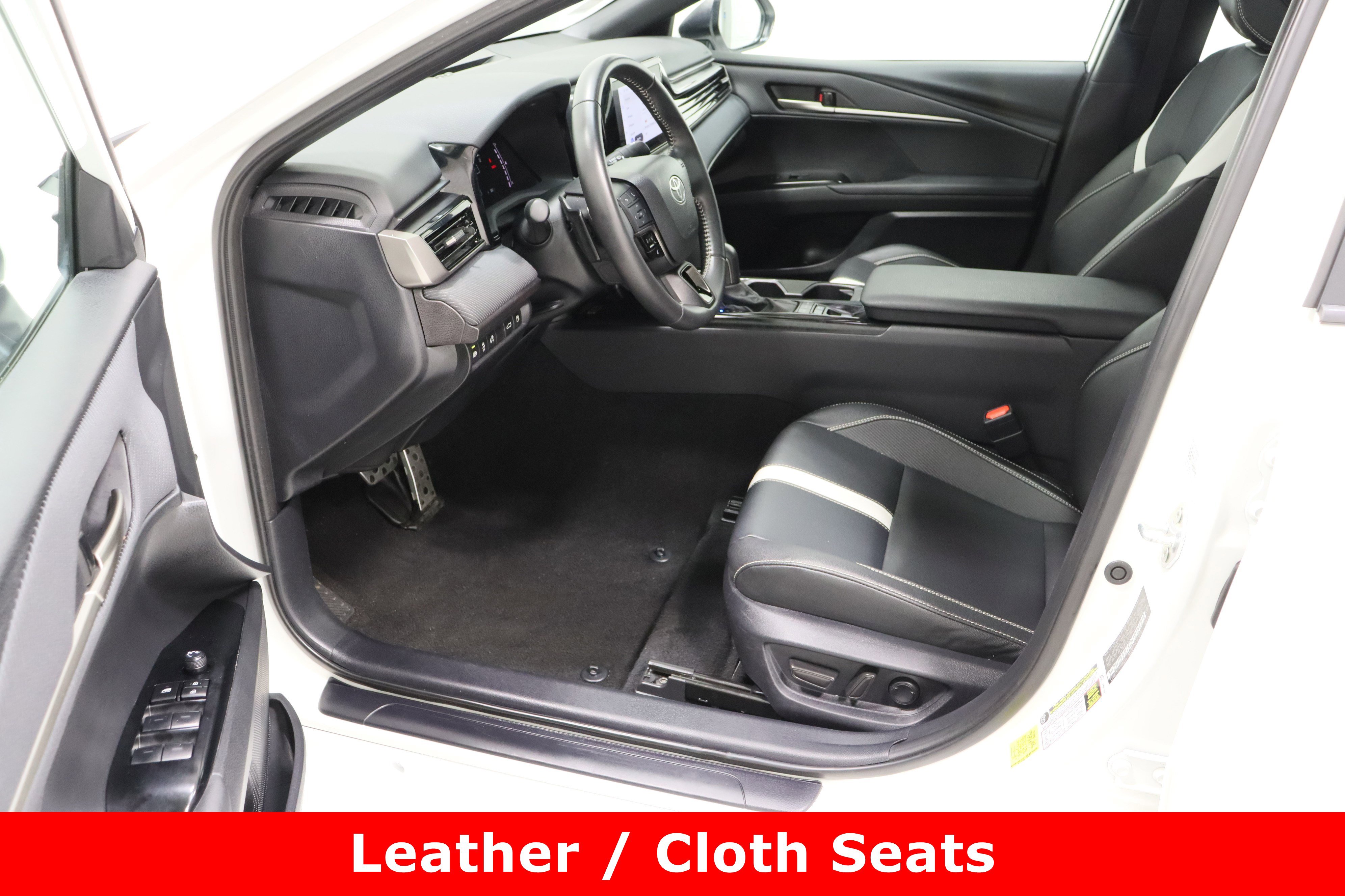 Used 2025 Toyota Camry SE image 14