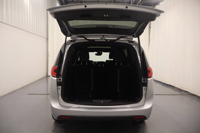 New 2026 Chrysler Pacifica Limited image 17