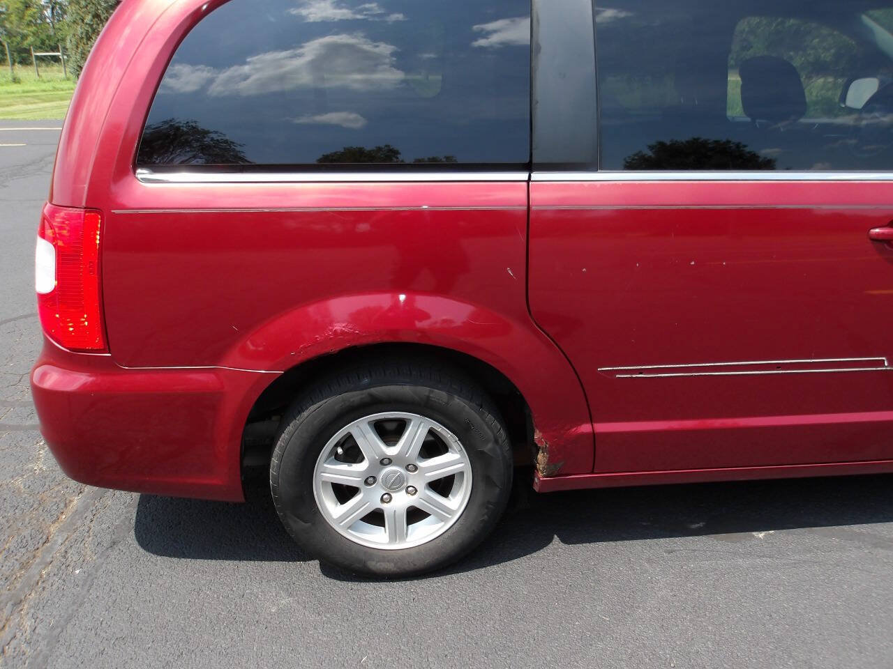 Used 2011 Chrysler Town & Country Touring FWD image 34