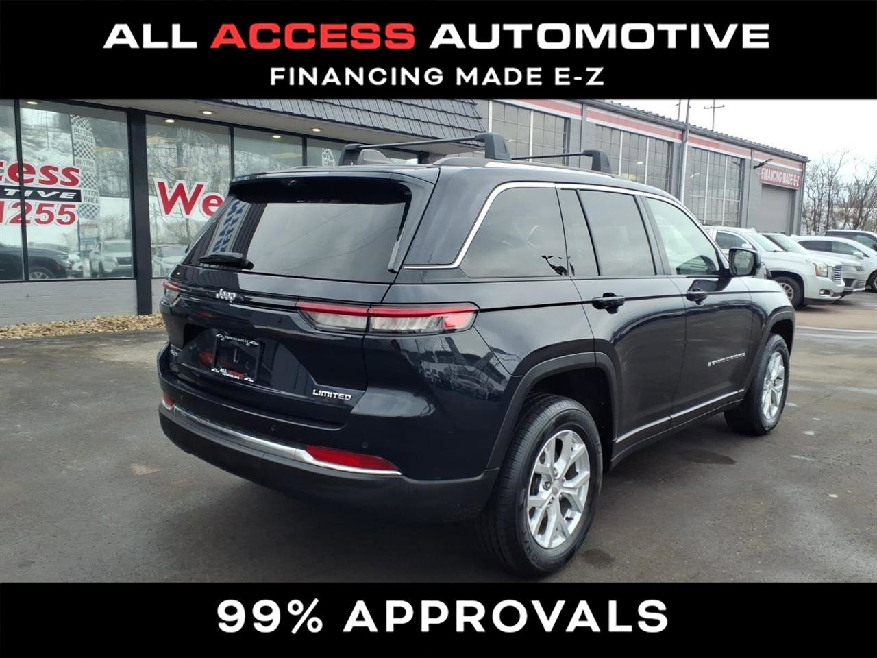 Used 2023 Jeep Grand Cherokee Limited w/ Luxury Tech Group II image 2