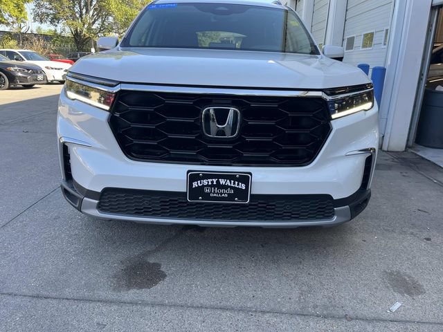 Certified 2025 Honda Pilot Touring image 4