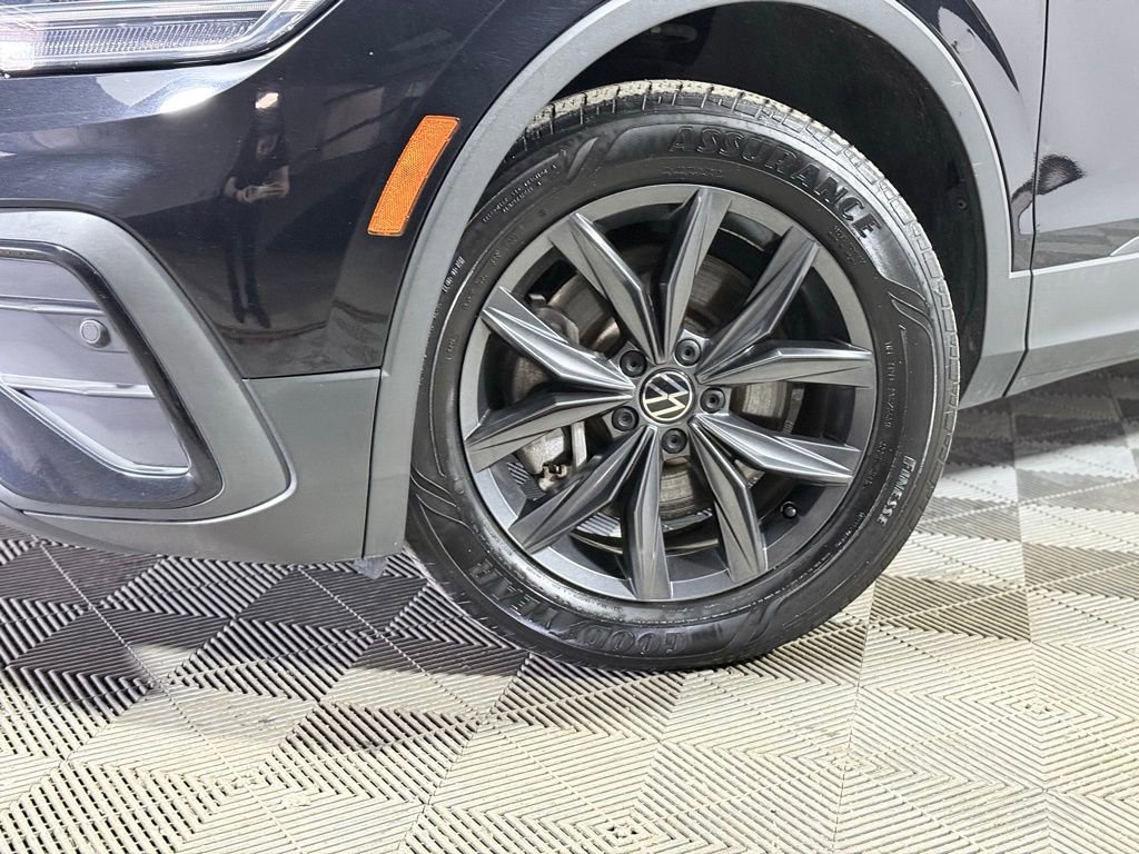 Used 2022 Volkswagen Tiguan SE image 2