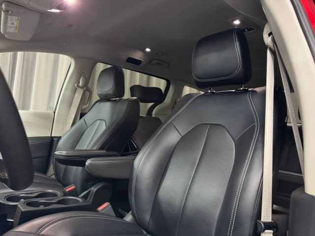 Used 2024 Chrysler Pacifica Touring-L FWD image 38