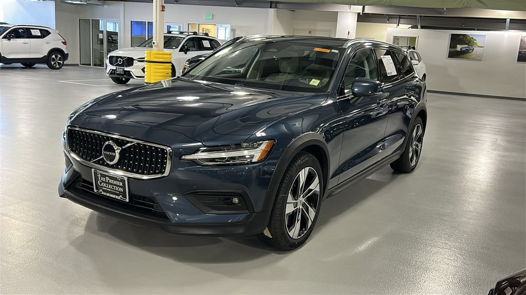 Used 2024 Volvo V60 B5 Cross Country Plus AWD/4WD image 3