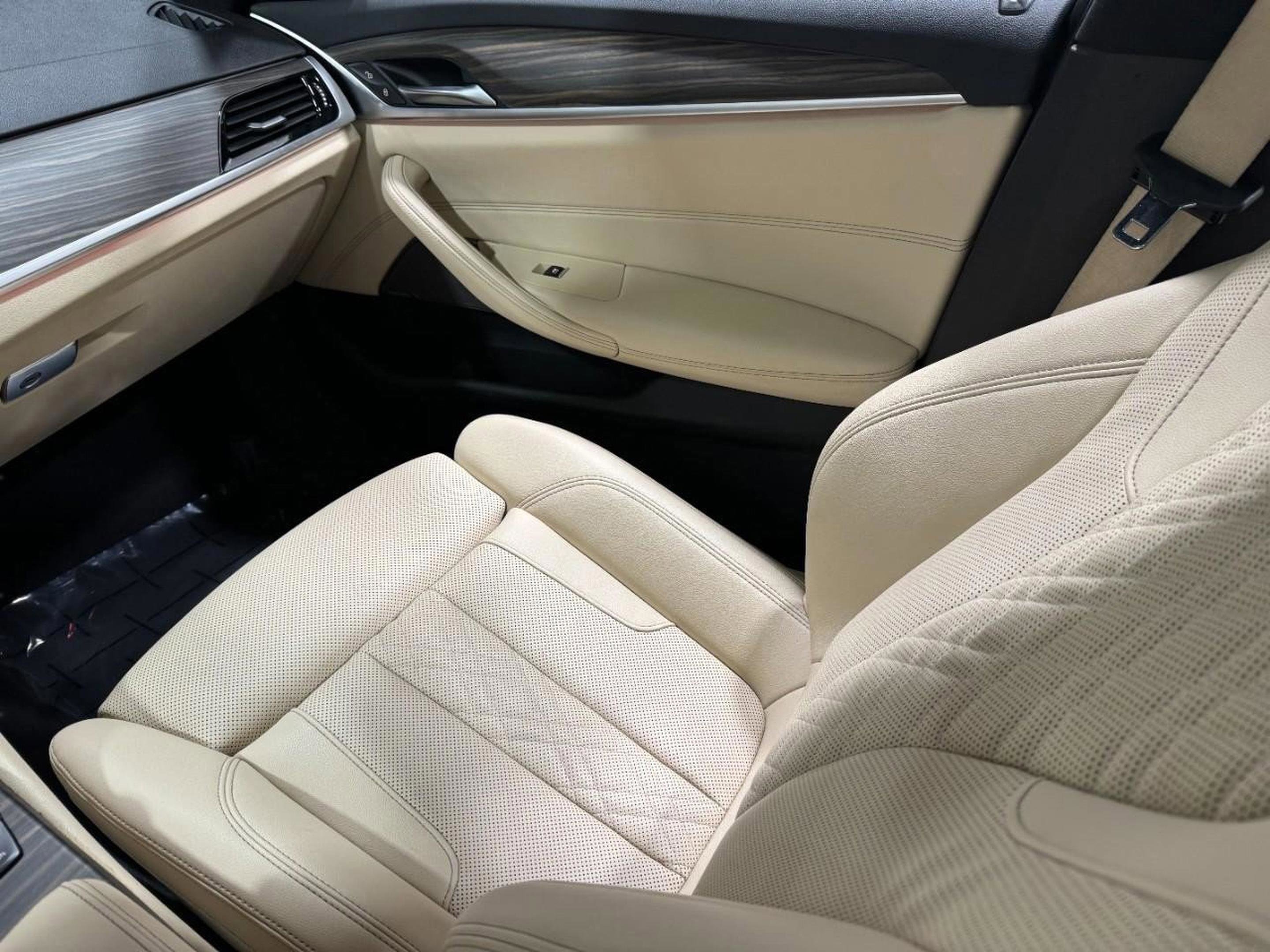 Used 2022 BMW 540i xDrive w/ Premium Package image 15