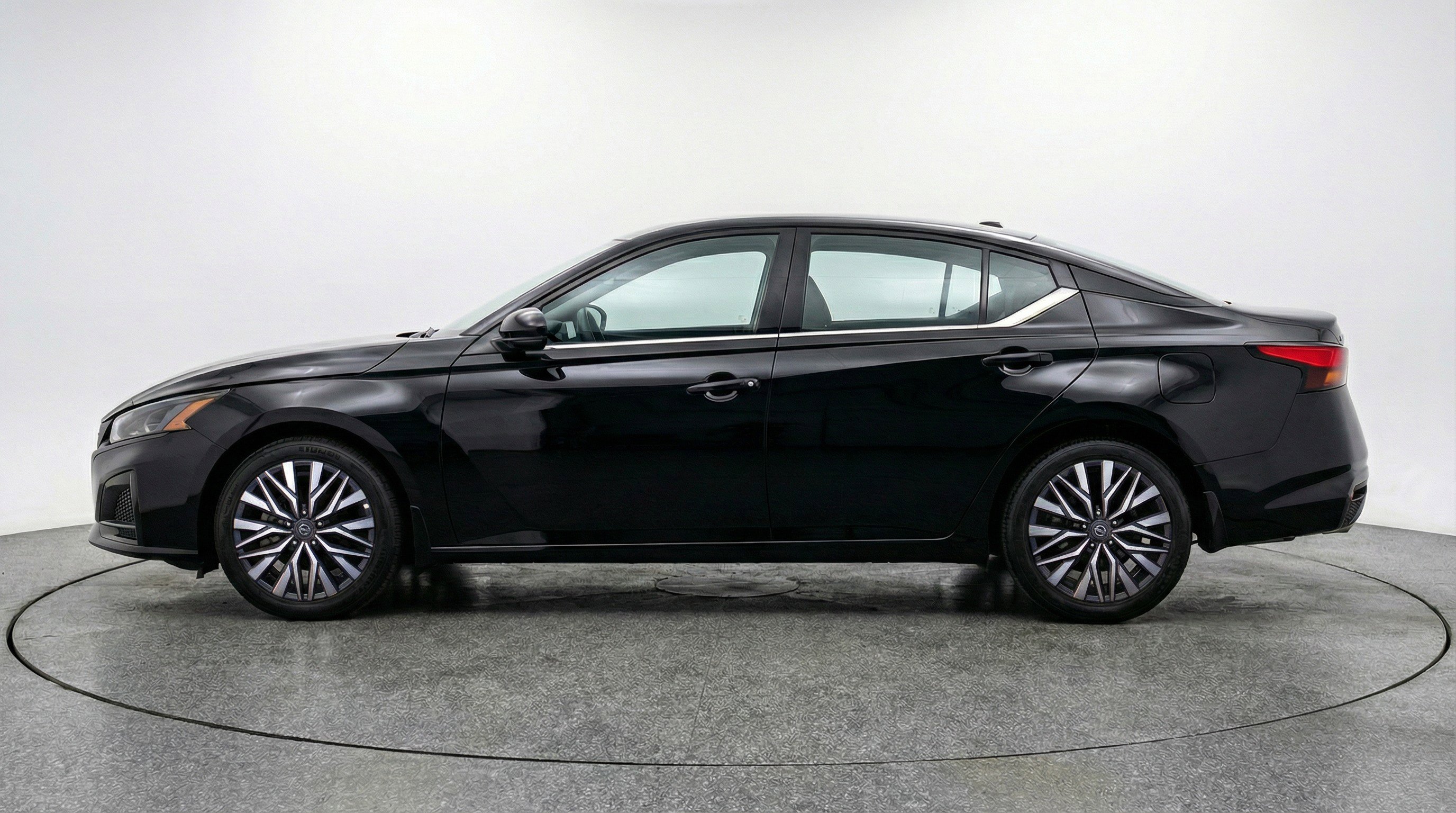 Used 2025 Nissan Altima 2.5 SV image 5