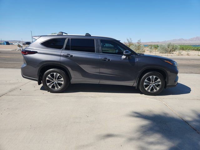 Used 2025 Toyota Highlander XLE image 4