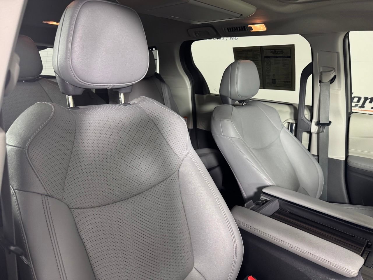 Used 2021 Toyota Sienna Limited FWD image 38