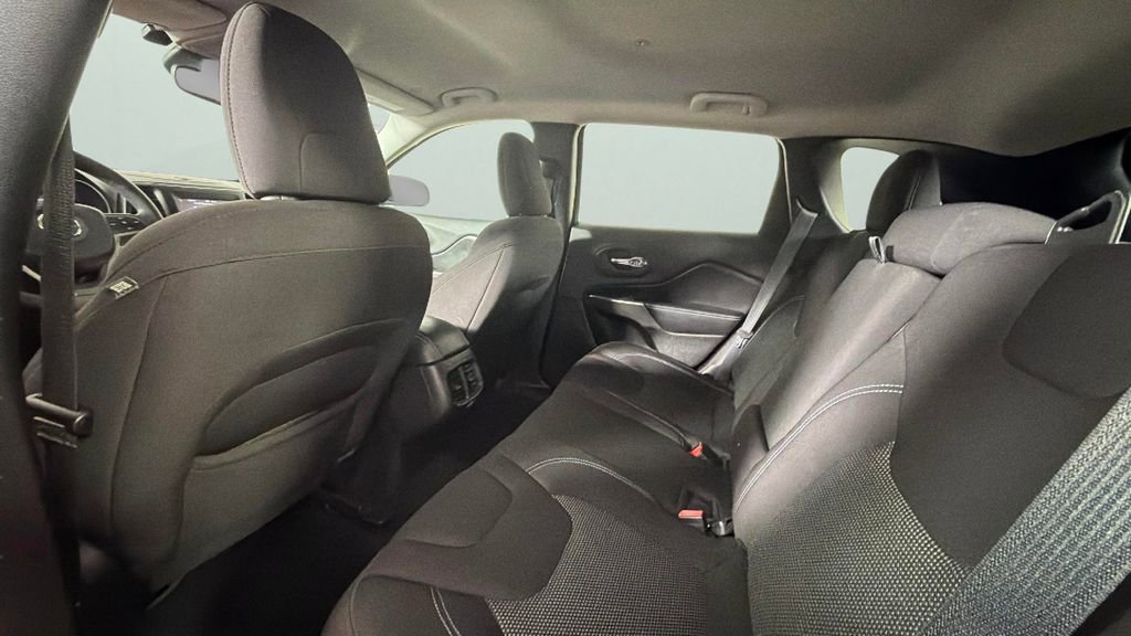 Used 2021 Jeep Cherokee Latitude FWD image 26