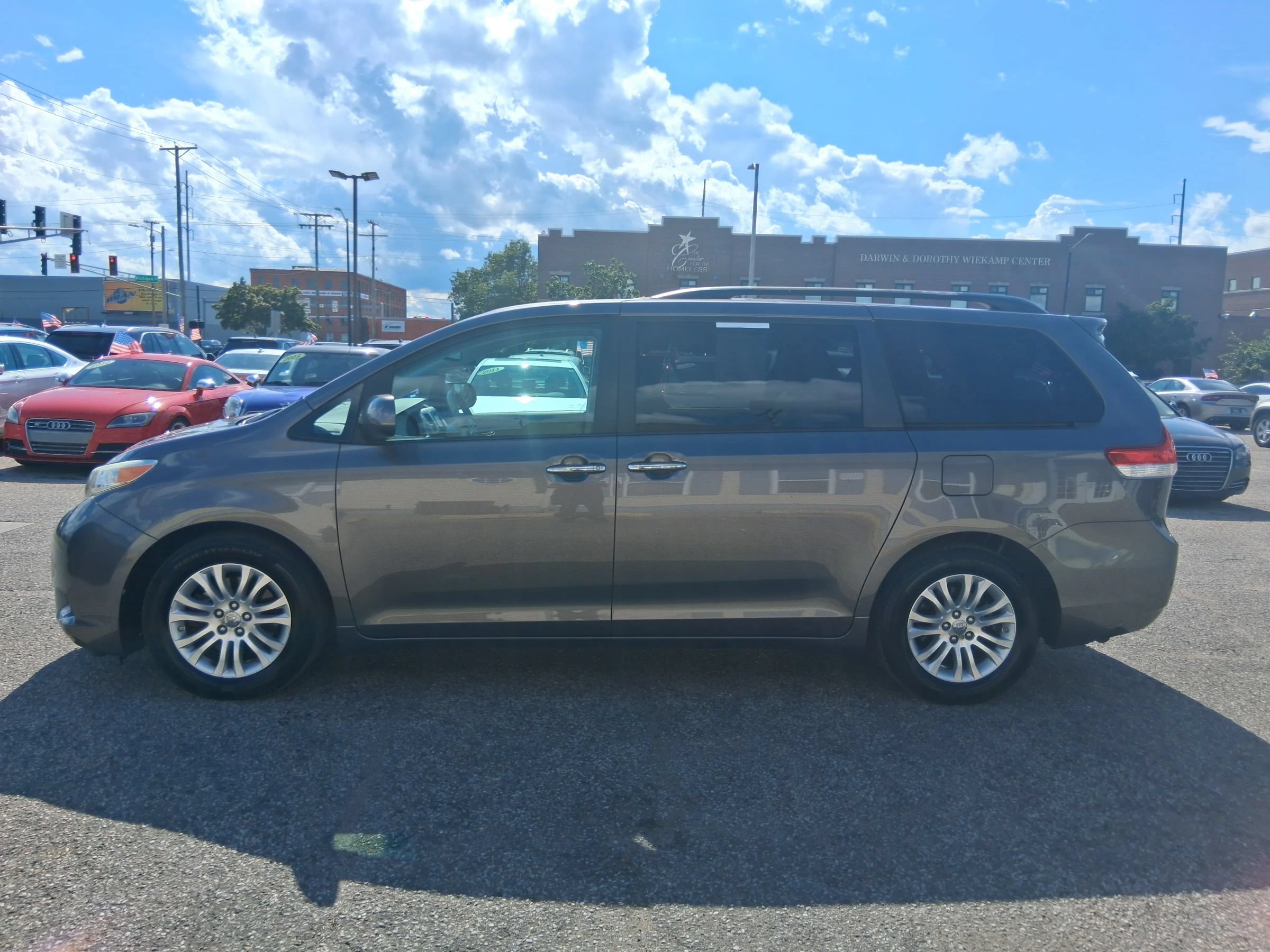 Used 2013 Toyota Sienna XLE w/ Entertainment Pkg FWD image 10