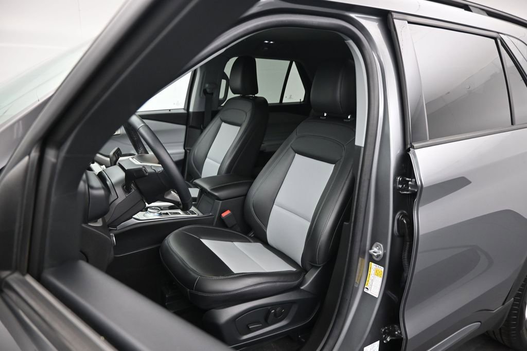 Used 2023 Ford Explorer XLT w/ Equipment Group 202A RWD image 9