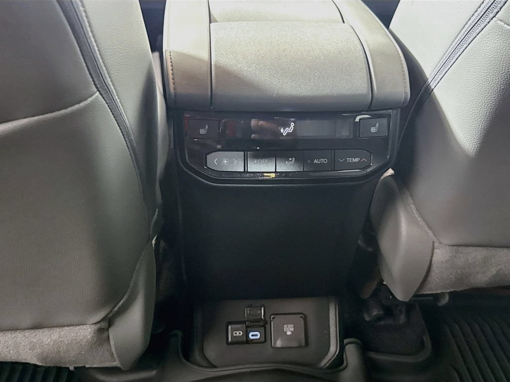 Certified 2025 Toyota Highlander Platinum AWD/4WD image 25