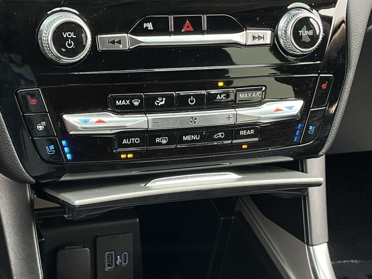 Used 2024 Ford Explorer Limited w/ Limited Technology Package RWD image 18