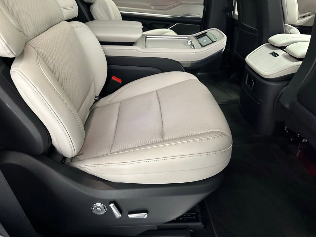 Used 2025 Lincoln Navigator Reserve image 59