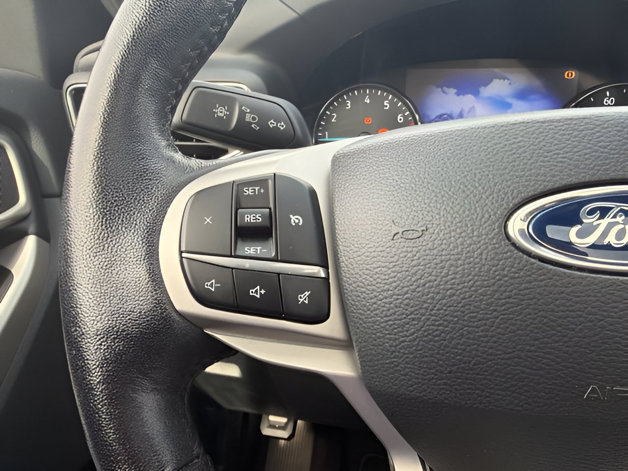 Used 2022 Ford Explorer XLT w/ Equipment Group 202A AWD/4WD image 22